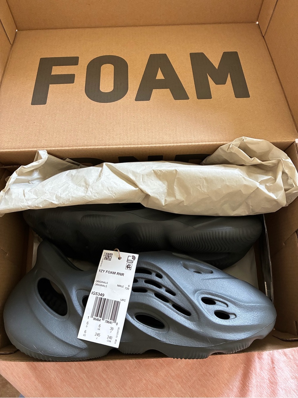 adidas YZY Foam RNR - Carbon